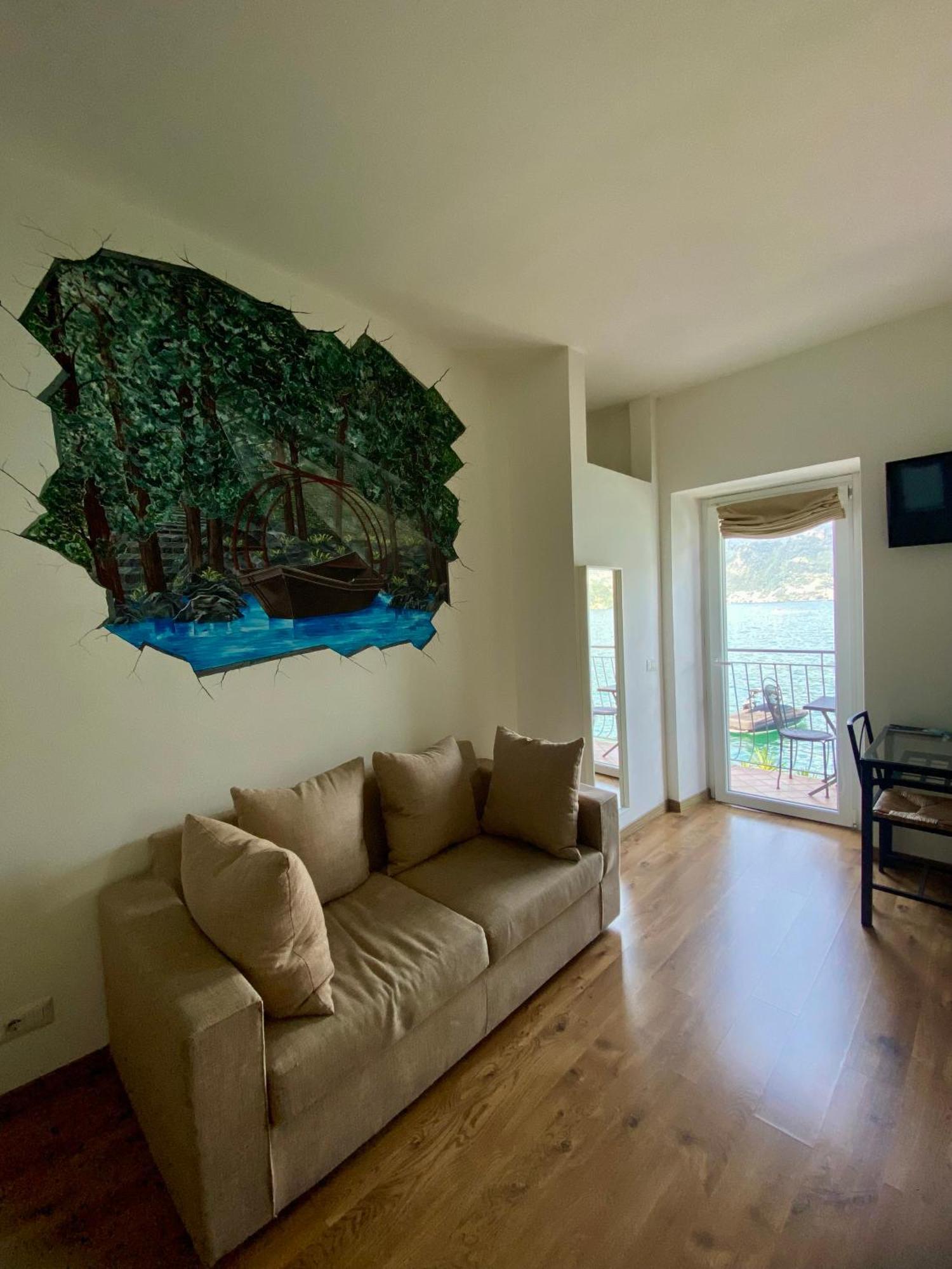 B&B Nest On The Lake Лезено Экстерьер фото